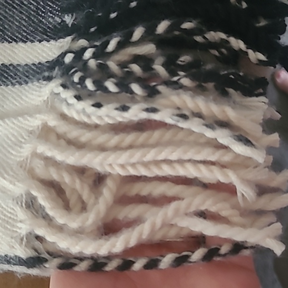 Steve Madden Cozy Hat & Scarf Set - Picture 3 of 4